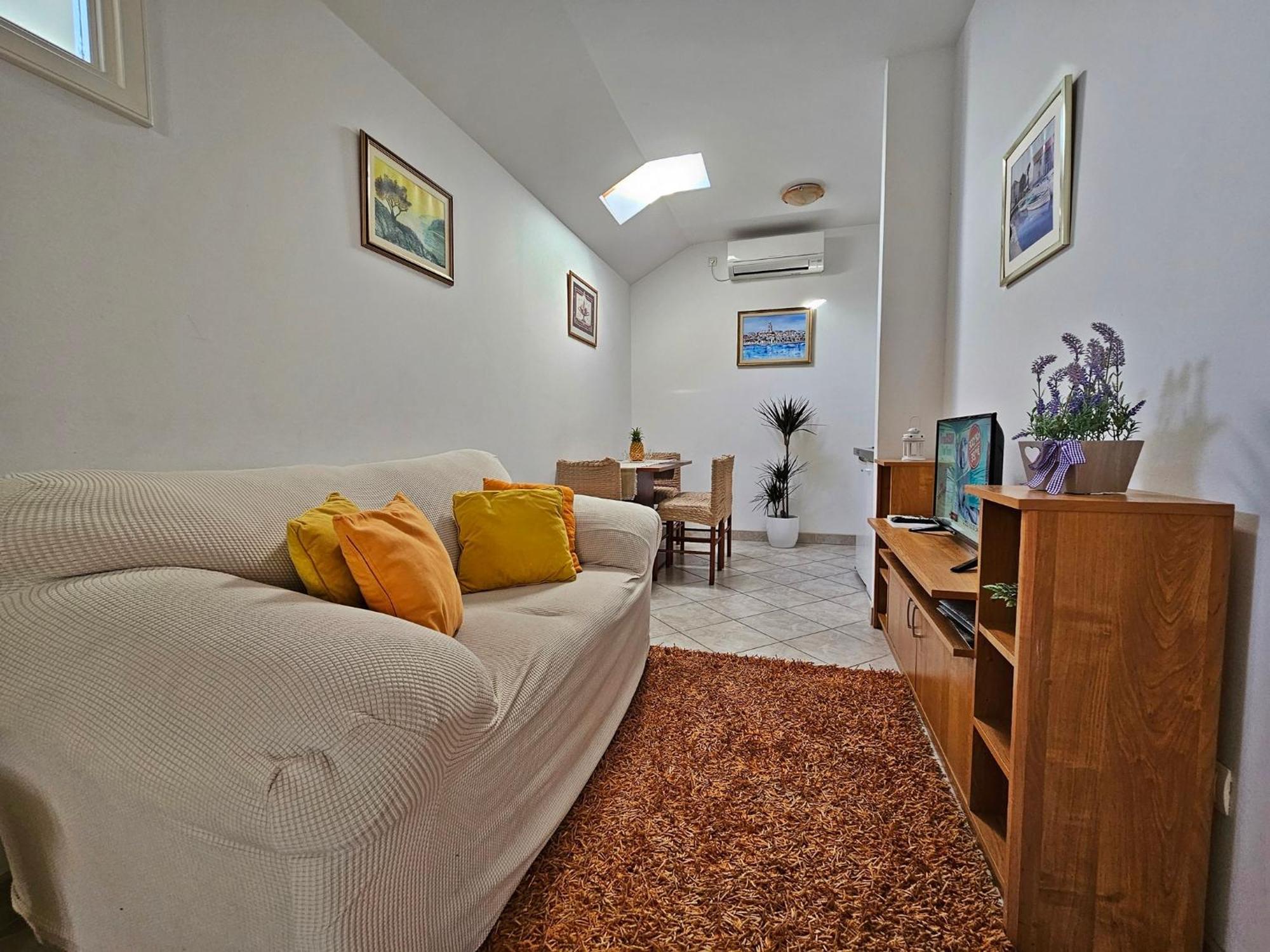 Moni 2 Apartment Split
